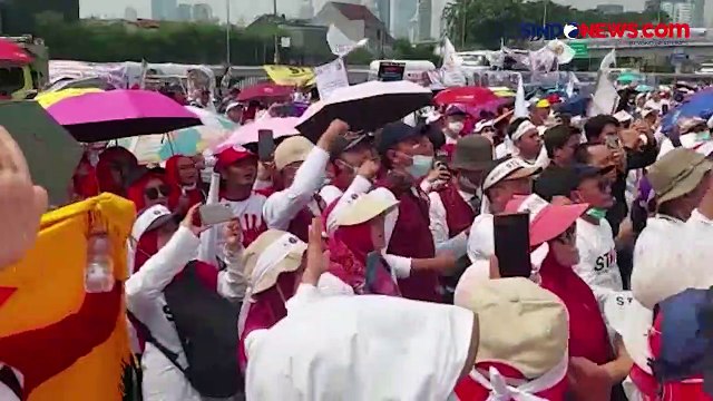 Temui Massa Aksi Nakes, 2 Anggota Fraksi Partai Demokrat Naiki Mobil Komando