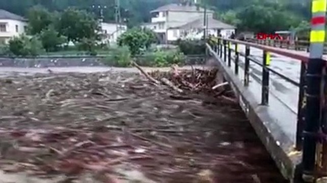 Samsun'da şiddetli yağış nedeniyle yollar çöktü