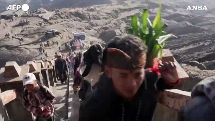 Indonesia, fedeli indu' scalano un vulcano per il rituale del Kesodo