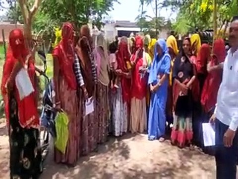 video: महंगाई राहत कैंप में उमड़े ग्रामीण, नेगढ में गीत गाती पहुंची महिलाएं