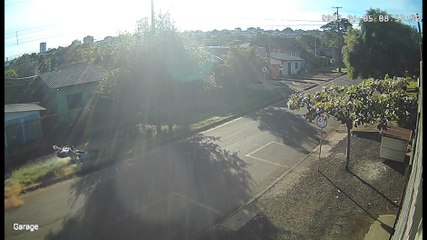 Impressionante: Vídeo mostra motociclista 'voando' por alguns metros e batendo contra poste