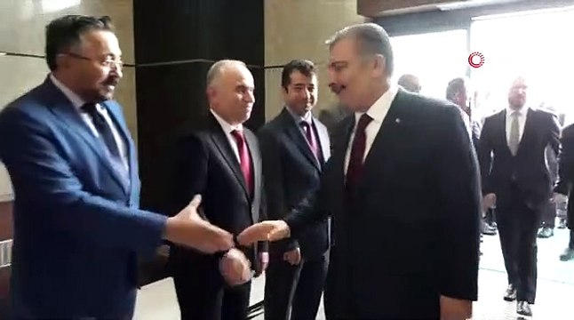 Le ministre Koca a été accueilli par des applaudissements le premier jour ouvrable du nouveau mandat.