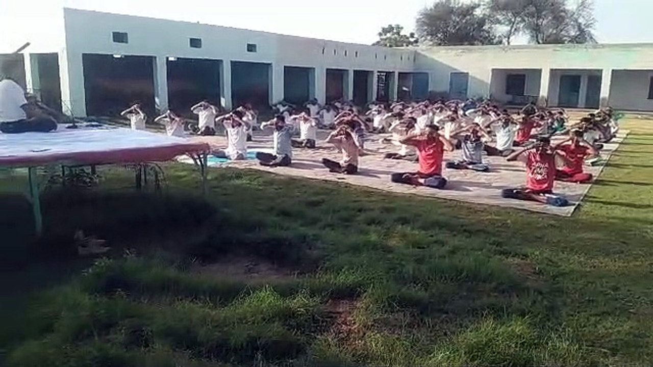 बीएसएफ जवानों ने योग किया, ग्रामीणों को बताए लाभ