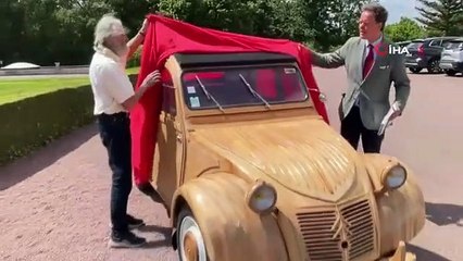 Une voiture en bois vendue à un prix record en France