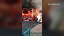 Incêndio destrói ônibus no bairro Serra Dourada, em Vespasiano, na Grande BH