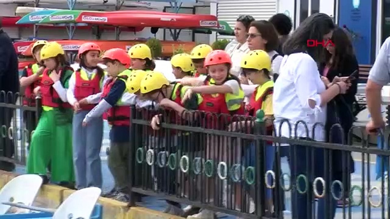 Des plongeurs ont ramassé des ordures dans la Corne d'Or, des étudiants ont planté des jeunes arbres