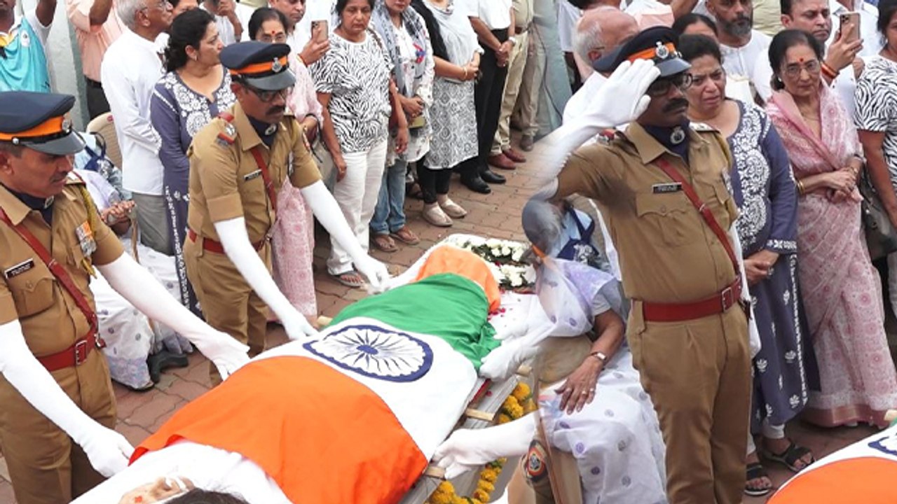 Sulochana Latkar Last Rites से पहले State Honour FULL VIDEO ...