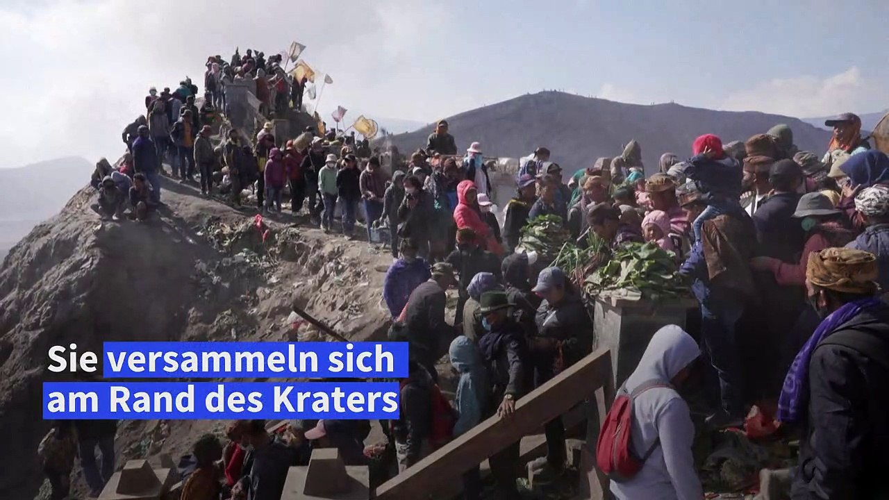 Indonesien: Hindus werfen Opfergaben in Vulkankrater
