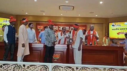 वीडियो देखें... 5 दिन में 600 से ज्यादा लोगों ने थामा कमल, इनमें ये दिग्गज शामिल