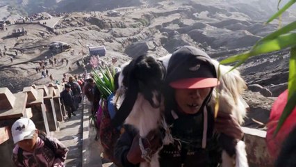 Fiéis hindus atiram oferendas em vulcão