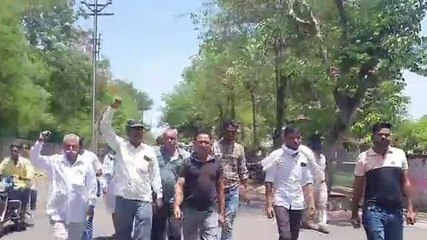 नीमच: अफीम किसानो को देखते ही बंद हुए कार्यालय के गेट, जानिए माजरा