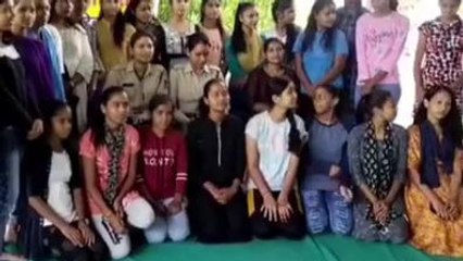 देवास: शहर की युवतियों से की महिला पुलिस ने चर्चा, क्यों देखें यह विशेष ख़बर