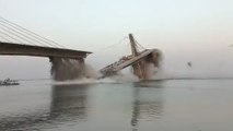 Les images de l'effondrement spectaculaire d'un pont en construction en Inde