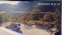 Carreta com contêiner tomba, interdita pista e causa filas na BR-101 em Joinville