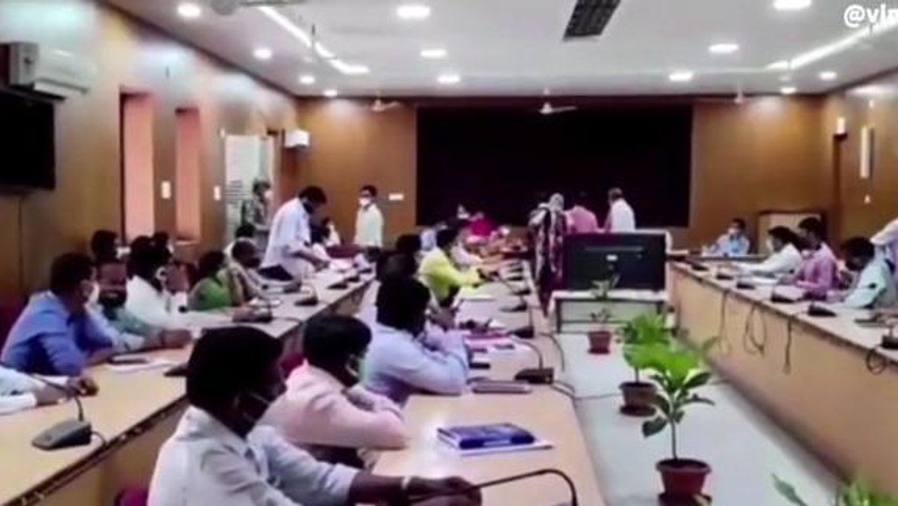 मंडला: योजना भवन में हुई बैठक, कलेक्टर ने दिए सख्त निर्देश