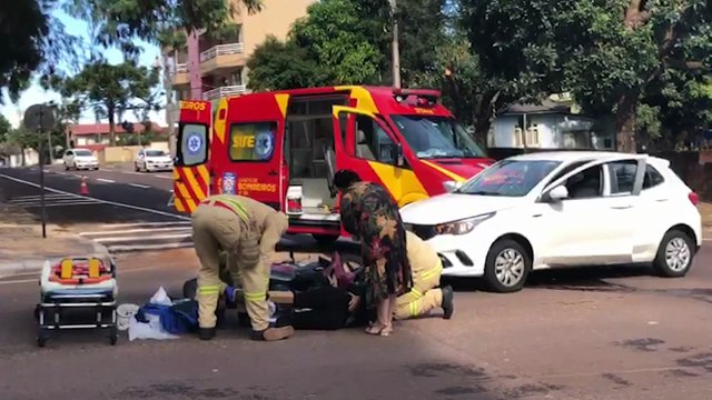 Motociclista tem lesão grave na perna após colisão com carro na Rua Maranhão