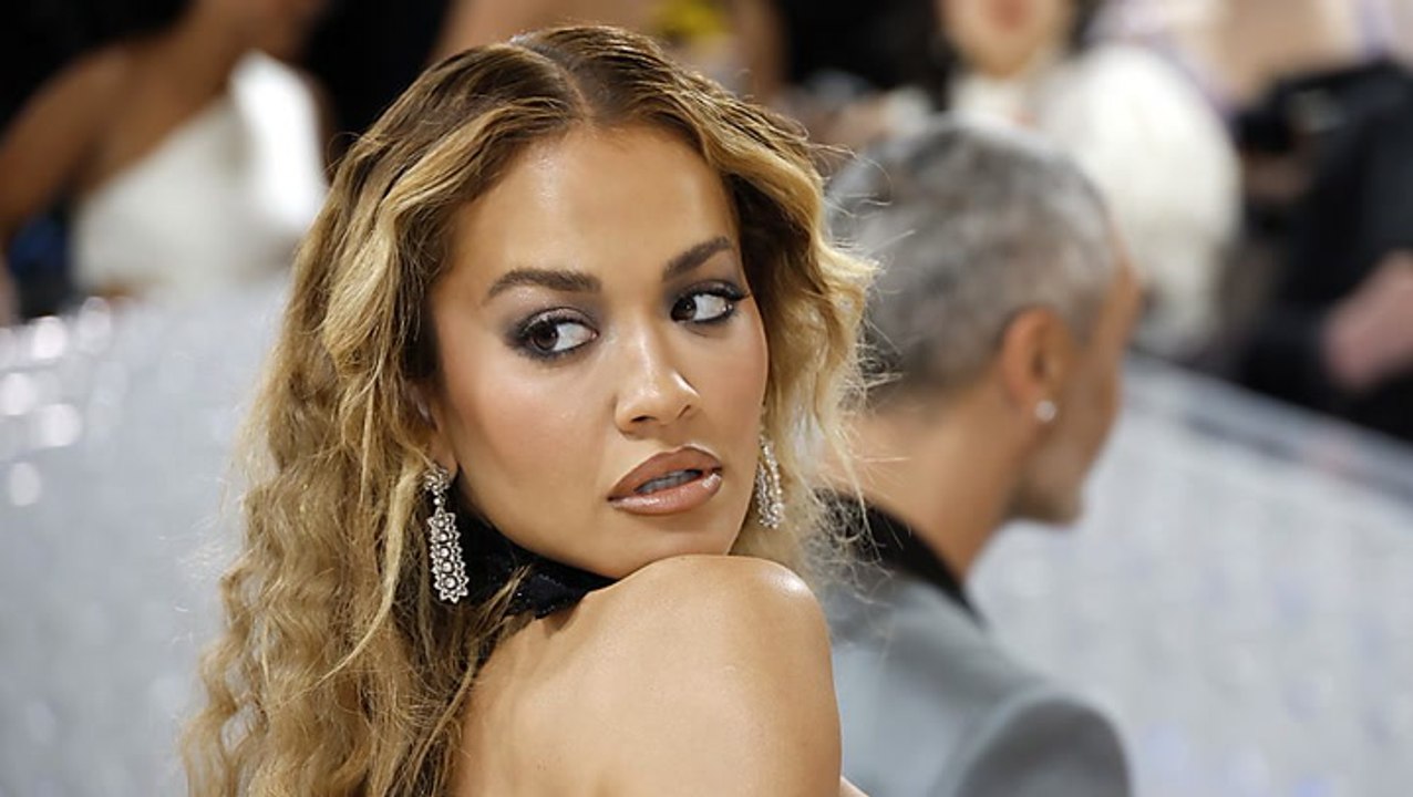 Rita Ora im Netzkleid: Was blitzt denn HIER hervor?