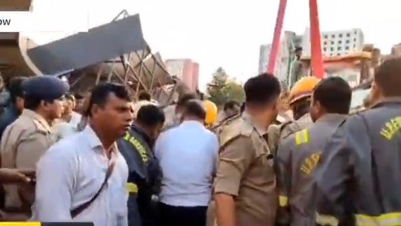 लखनऊ: इकाना स्टेडियम में बोर्ड गिरने से तीन लोग दबे, मची चीख - पुकार