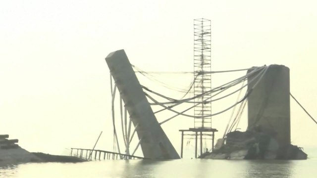 '열차 참사' 인도, 건설 중인 3㎞ 다리 교각 붕괴 / YTN