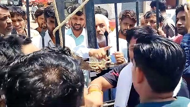 दलदल में फंस रहे पशु: आक्रोशित लोगों ने मंडी गेट के जड़ा ताला, मंडी सचिव का किया घेराव