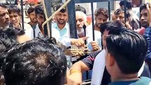दलदल में फंस रहे पशु: आक्रोशित लोगों ने मंडी गेट के जड़ा ताला, मंडी सचिव का किया घेराव