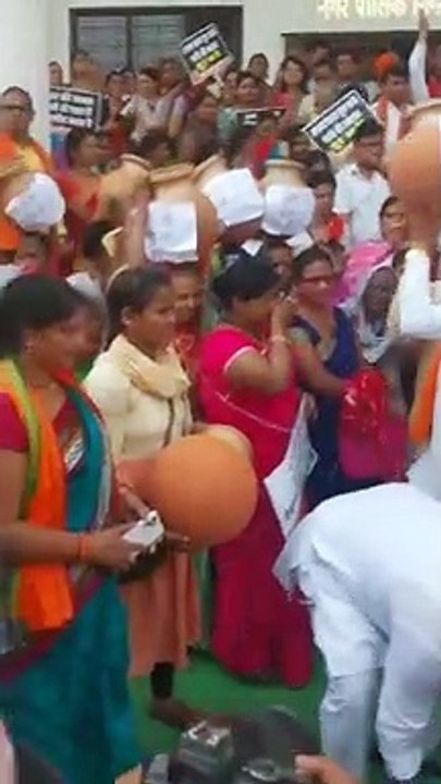 जल संकट को लेकर निगम मुख्यालय के सामने फोड़े मट...