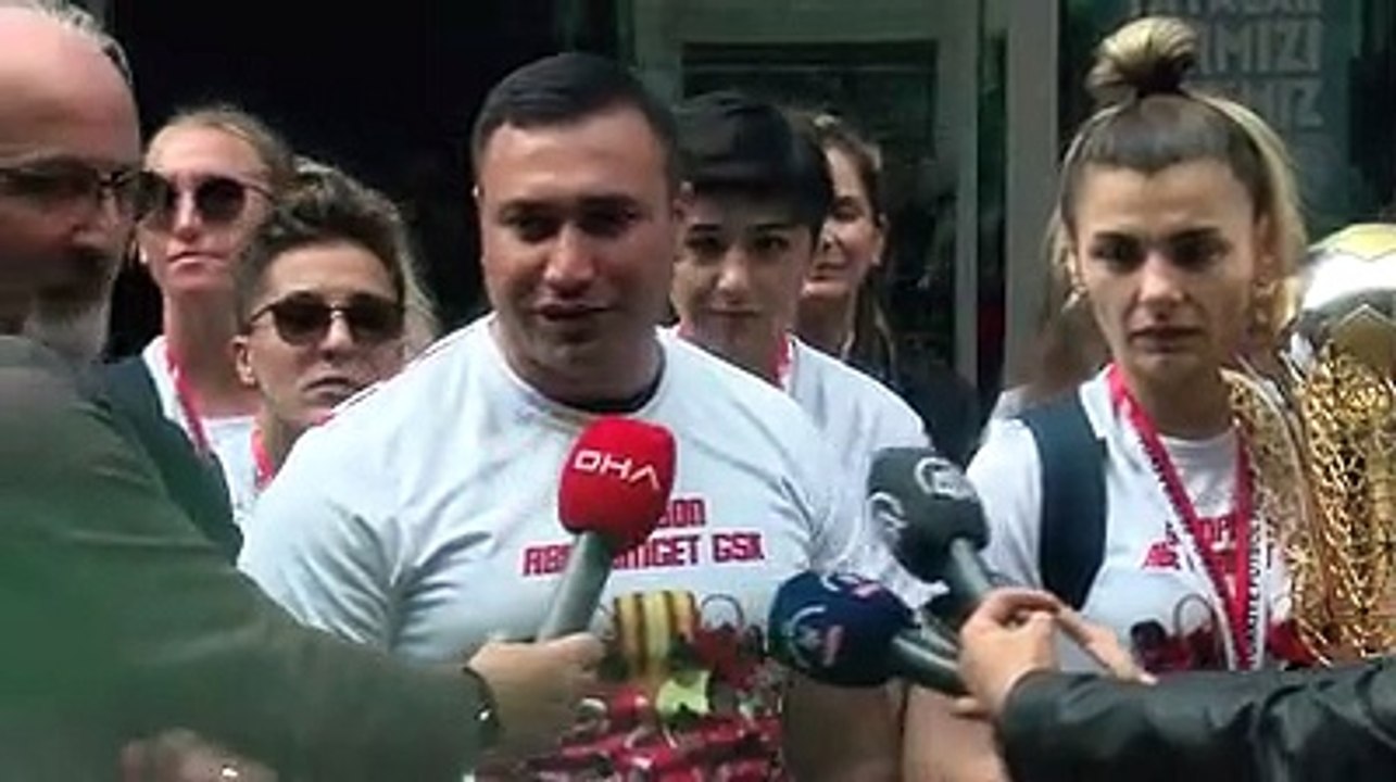 Kadın Futbol Süper Ligi şampiyonu Ankara Büyükşehir Belediyesi FOMGET'e coşkulu karşılama (2)