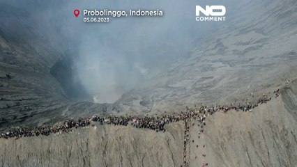 Download Video: Watch: Hindu worshippers in Indonesia throw offerings into an active volcano