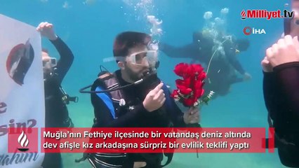 Fethiye'de deniz altında afişli evlilik teklifi