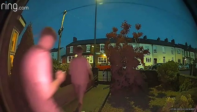 Guy perd pied et tombe dans la brousse