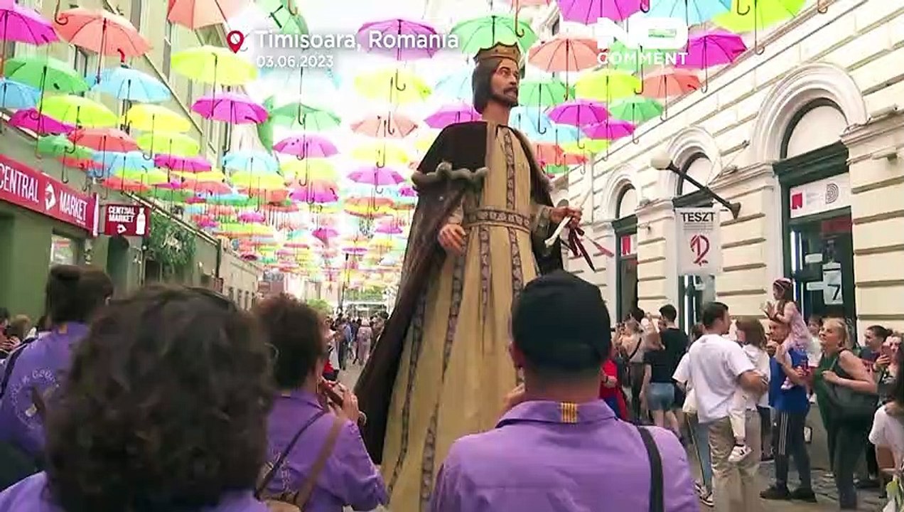 نمایش نظامیان و عروسک‌ها؛ واحدهای ارتش اسپانیا در برابر پادشاه و ملکه رژه رفتند