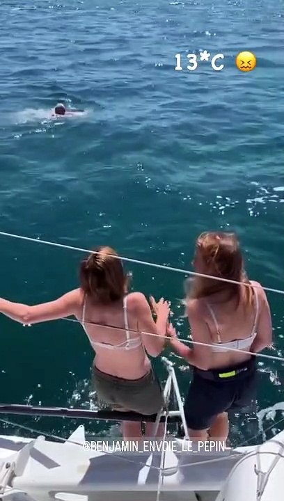 La présidente de l'association Premiers de cordée porte simplement un short et un soutien-gorge