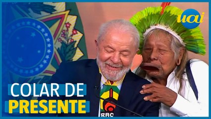 Lula é interrompido por Cacique Raoni e recebe presente