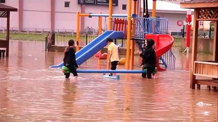Malgré les inondations à Sivas, les enfants ont continué leurs jeux