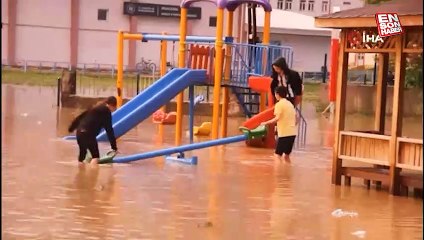 Sivas'ta sel: Su basan parkta çocuklar oyun oynadı