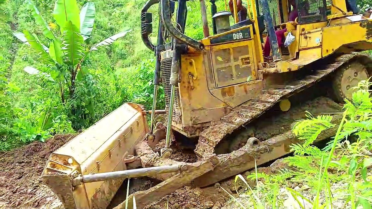 Revival of Caterpillar Bulldozer D6R XL Repairing and Rebuilding Rocky Roads