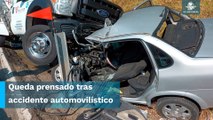 Pipa de gas termina encima de auto tras accidente en la carretera Naucalpan- Toluca