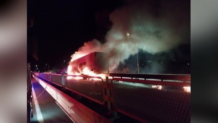 전남 나주 도로 달리던 화물 트럭 가드레일 들이받고 불 / YTN