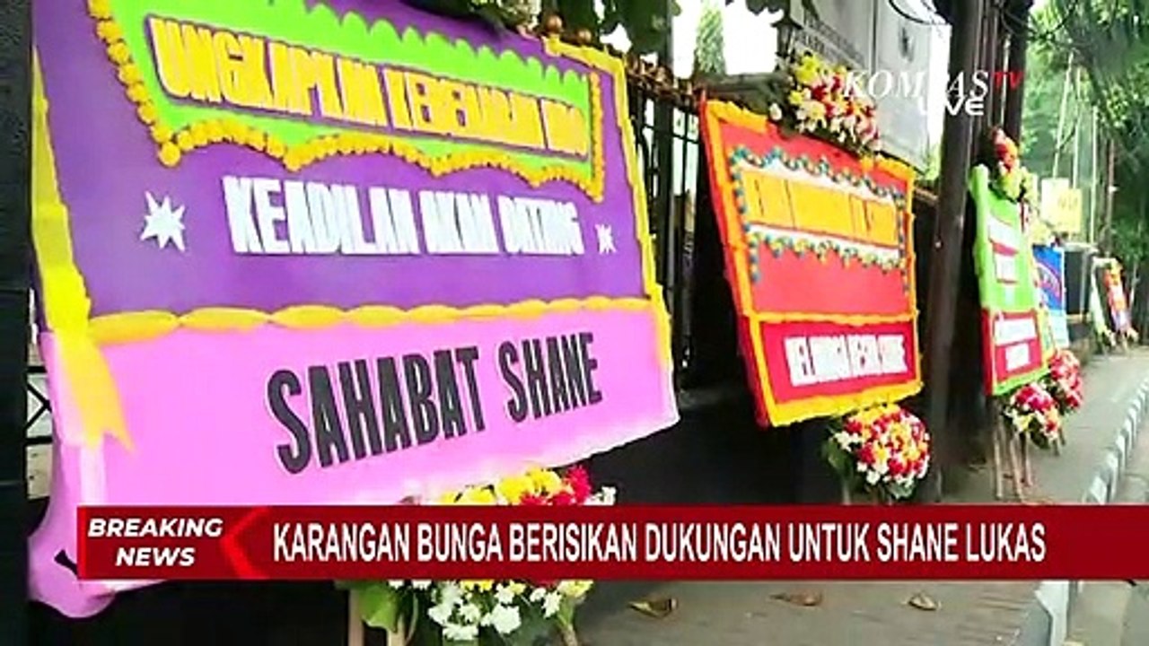 Karangan Bunga Dukungan ke Shane Lukas Terbentang di Pengadilan Negeri Jakarta Selatan
