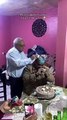 ¡Amor de padre! Abuelito cuida a su hijo como si aún fuera un niño