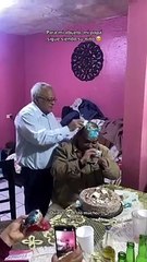 ¡Amor de padre! Abuelito cuida a su hijo como si aún fuera un niño