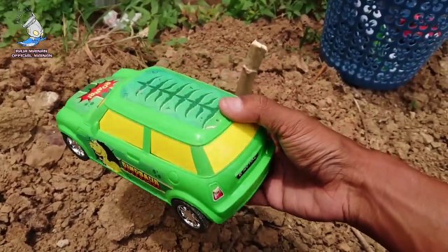 Menemukan Mainan Baru Truk Pengangkut Air, Bus Tayo, Mobil Ambulan, Truk Sampah, Topeng Hero Batman