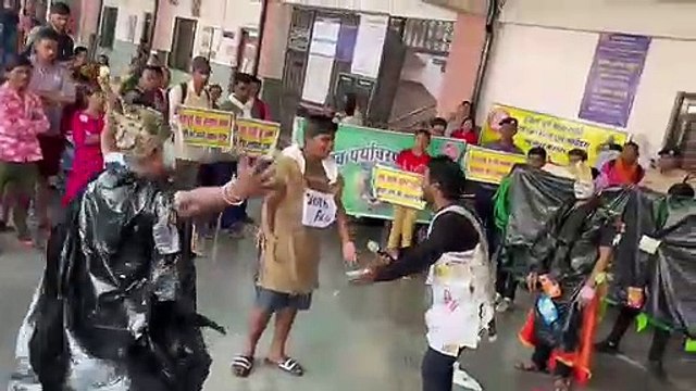 Video: कपड़े का थैला, प्लास्टिक का राक्षस बनकर दिया संदेश