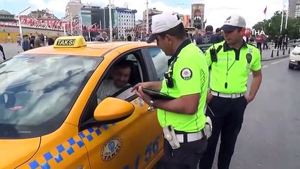 Başkasının ehliyeti ile trafiğe çıkan taksici, denetime takıldı