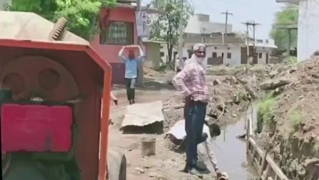 शाजापुर: नाली का हो रहा घटिया निर्माण,ग्रामीणों ने ठेकेदार पर लगाए आरोप
