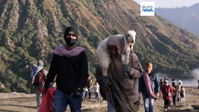 Indonésie : des hindous jettent des offrandes dans un volcan dans le cadre d'un rituel religieux