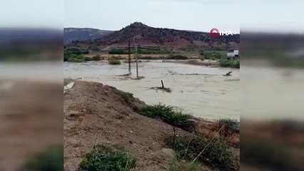Mersin'de Sağanak ve Dolu Yağışı Bahçe ve Yollara Zarar Verdi
