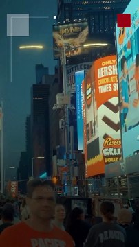 نفرح بالحسين: مشاهد من زفاف ولي العهد تزين لوحات تايمز سكوير في نيويورك