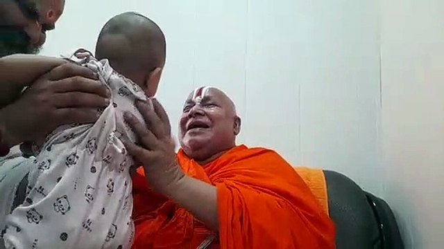 वीडियो नन्हे गोपाल की किलकारी सुन खुद को रोक नहीं सके रामभद्राचार्य, गोद में उठाकर खिलाया