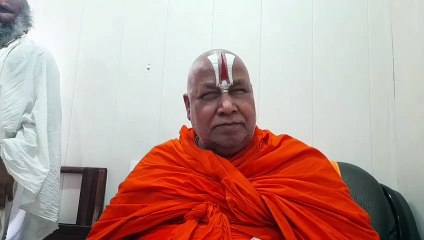 वीडियो--  नन्हे गोपाल की किलकारी सुन खुद को रोक नहीं सके रामभद्राचार्य, गोद में उठाकर खिलाया